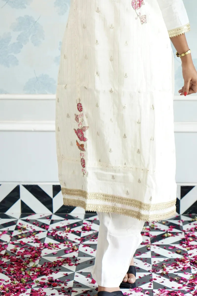 IVORY BLOOM WITH PINK ROYAL CHARM