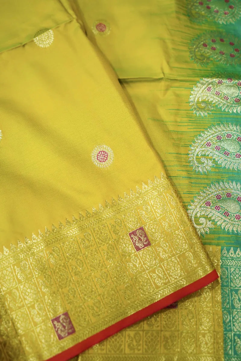 Saree Store in Varanasi for Premium Zari Handloom Sarees – Lakmi Saree Ghar