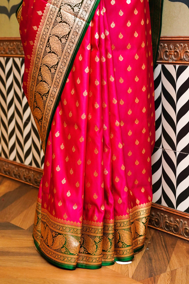 Red & Green Silk Saree with Golden JariProduct Information
Product code
0011035675(2-V-122)
Fabric
Banarasi silk
Saree Colour
RED & GREEN
Blouse
GREEN
Care instructions
DrRed & Green Silk SareeSaree