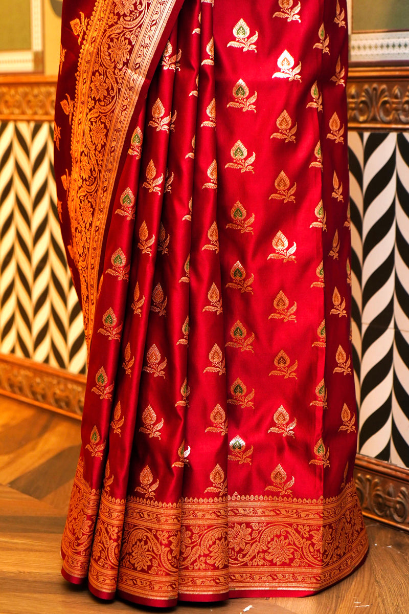 RED & GOLDEN ZARI WITH MEENAKARI Product Information
Product code
0011049102(2-V-122)
Fabric
Banarasi silk
Saree Colour
Red
Blouse
Red
Care instructions
Dry Wash
About tRED & GOLDEN ZARISaree