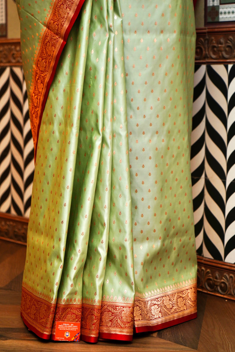 PESTLE PISTA GREEN SILK SAREE WITH RED BORDERProduct Information
Product code
0011049219(9854-V-406)
Fabric
Banarasi silk
Saree Colour
Pestle Pista Green with Red Border
Blouse
Red
CarePESTLE PISTA GREEN SILK SAREESaree
