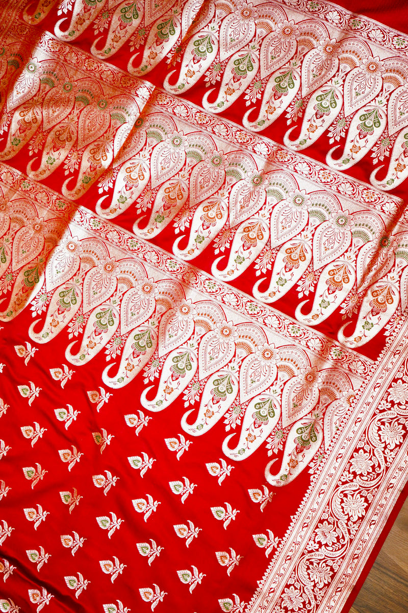 RED & GOLDEN ZARI WITH MEENAKARI Product Information
Product code
0011049102(2-V-122)
Fabric
Banarasi silk
Saree Colour
Red
Blouse
Red
Care instructions
Dry Wash
About tRED & GOLDEN ZARISaree