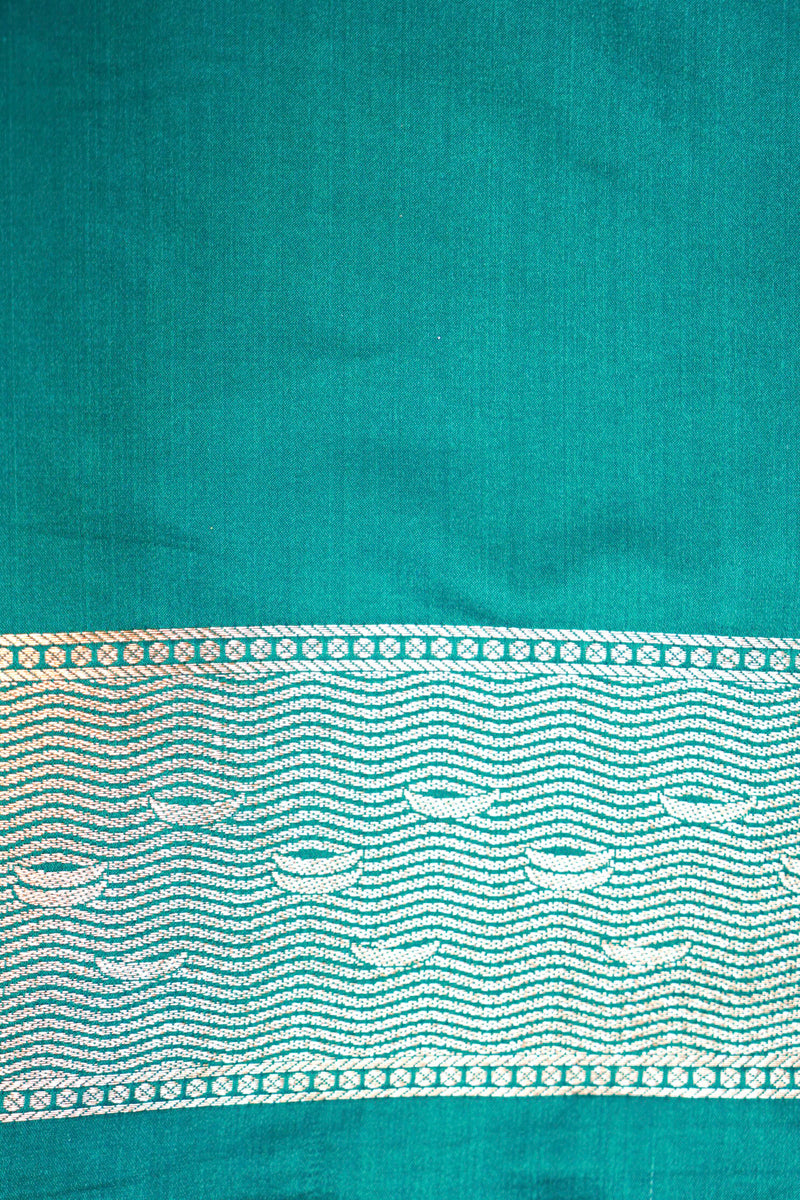 KAASHI GHAT DESIGN Product Information
Product code
0011015200(GHAT -V-765)
Fabric
Banarasi silk
Saree Colour
Rama Green
Blouse
Rama Green
Care instructions
DrKAASHI GHAT DESIGNSaree