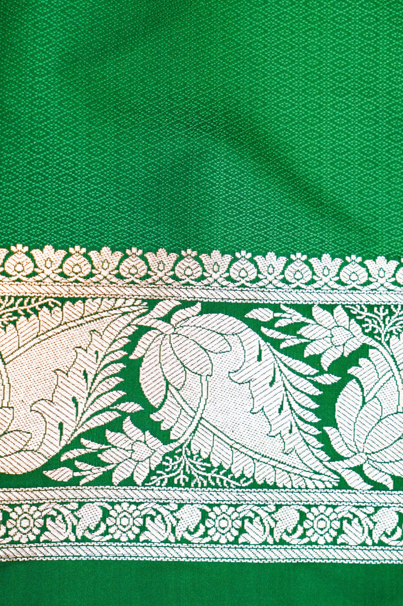 Red & Green Silk Saree with Golden JariProduct Information
Product code
0011035675(2-V-122)
Fabric
Banarasi silk
Saree Colour
RED & GREEN
Blouse
GREEN
Care instructions
DrRed & Green Silk SareeSaree