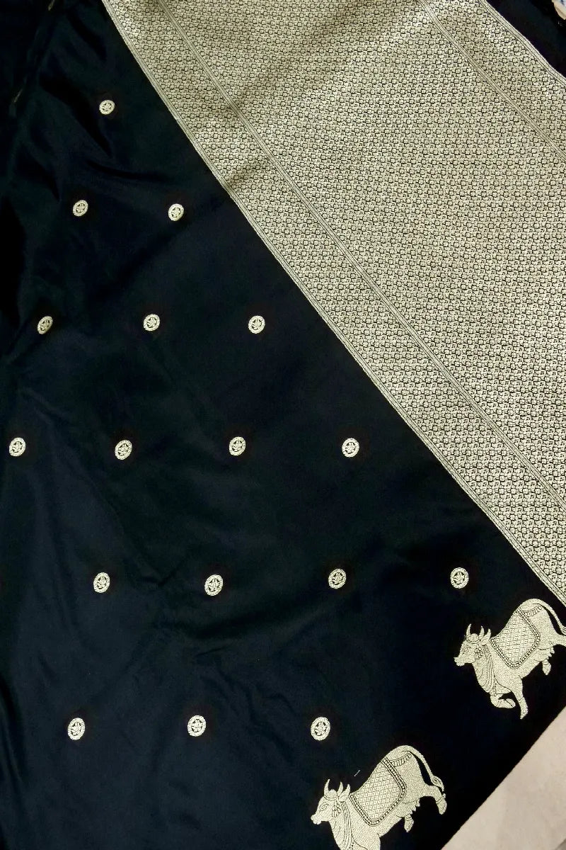 Varanasi shop – traditional Banarasi attire