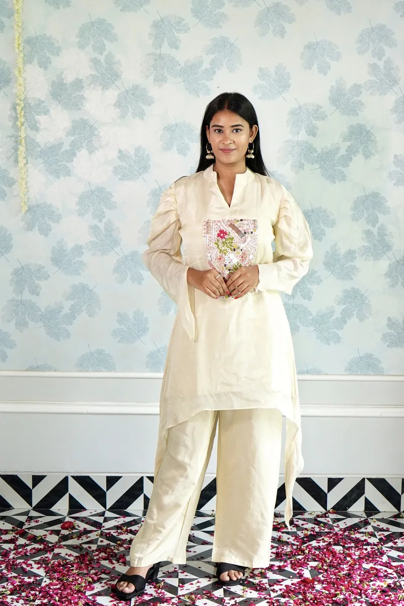 IVORY EMBROIDERED KURTA SET WITH PLEATED SLEEVES & FLORAL YOKE