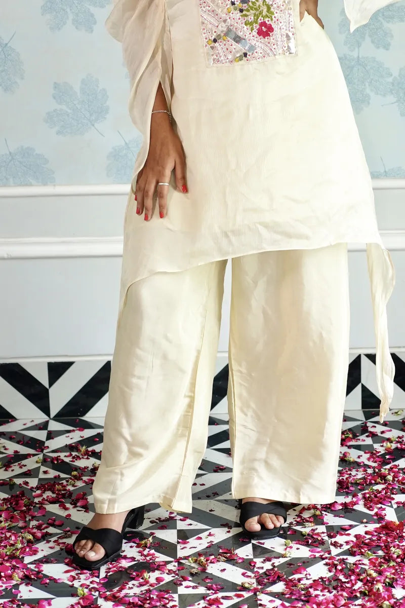 IVORY EMBROIDERED KURTA SET WITH PLEATED SLEEVES & FLORAL YOKE