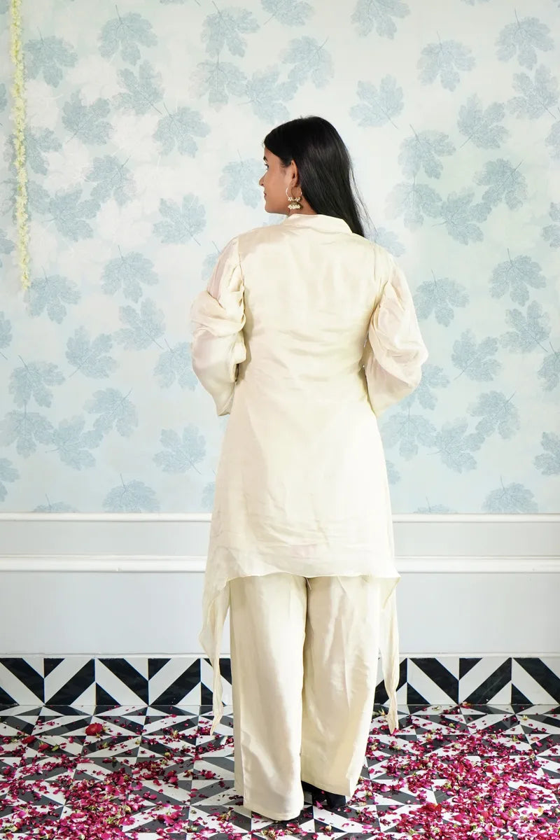 IVORY EMBROIDERED KURTA SET WITH PLEATED SLEEVES & FLORAL YOKE