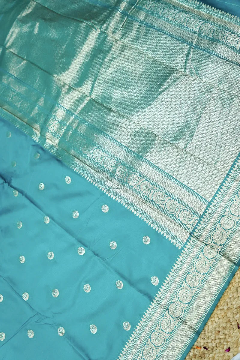 Saree Store in Varanasi Known for Bridal Banarasi Sarees – Lakmi Saree Ghar