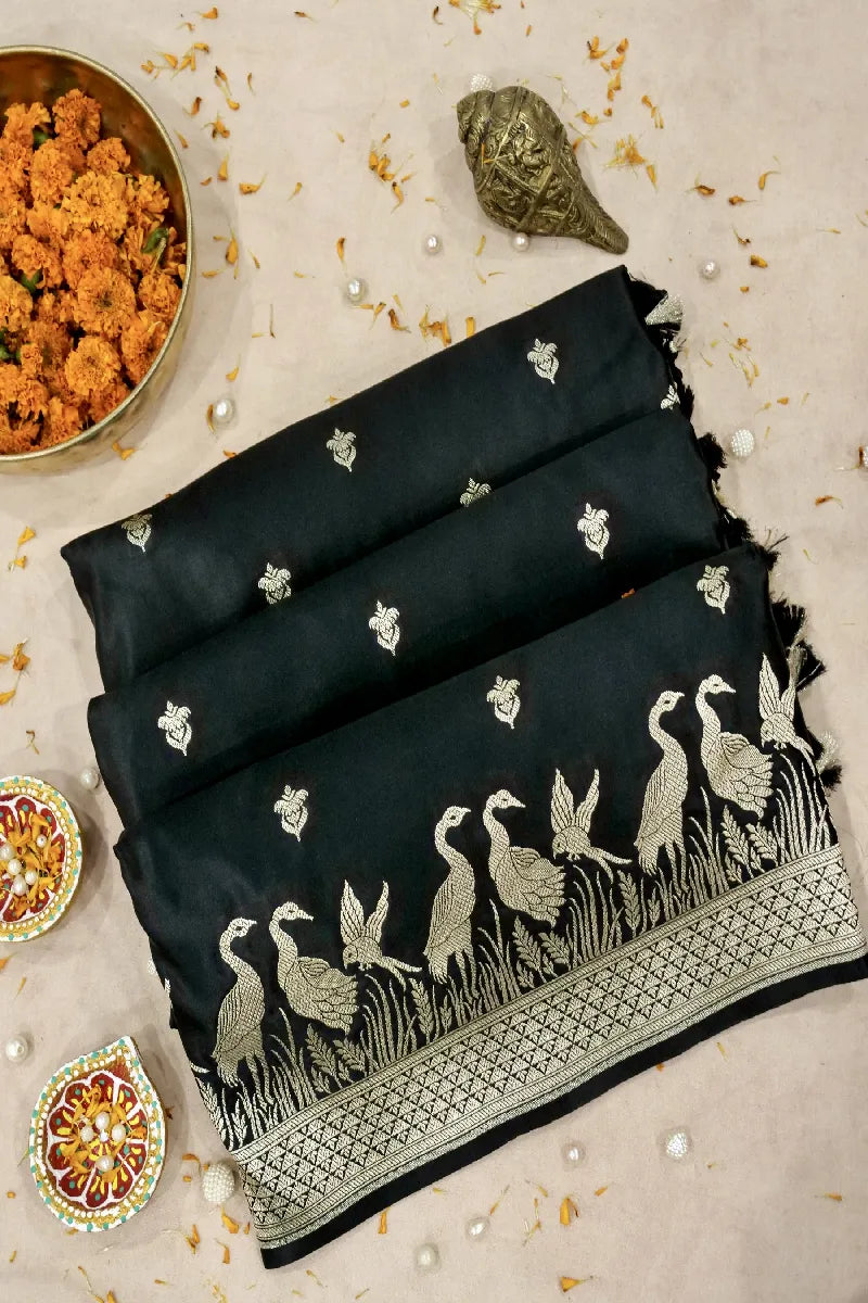 Classic Saree Varanasi designs by Laxmi Saree Ghar